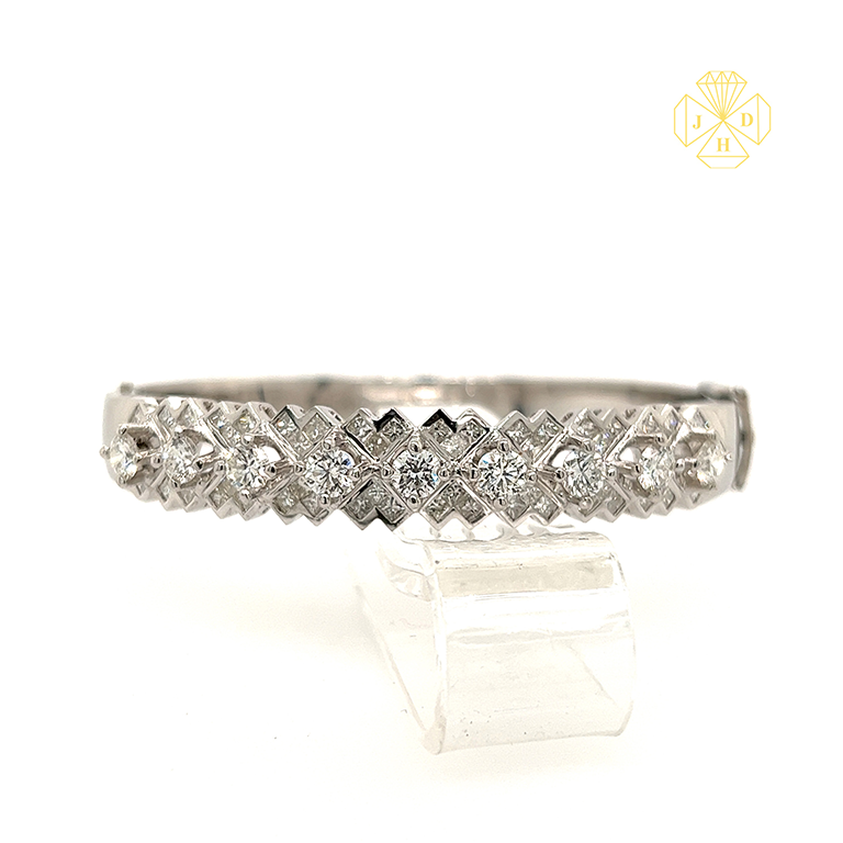 14K WHIITE GOLD ROUND DIAMOND BANGLE